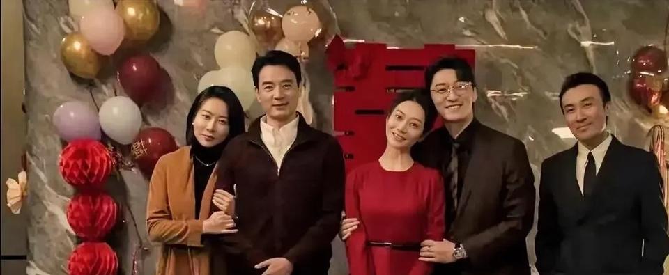 《以法之名》一桌婚宴看清东平市政界商界盘根错节的关系。李人骏妹妹李砚心和程子健