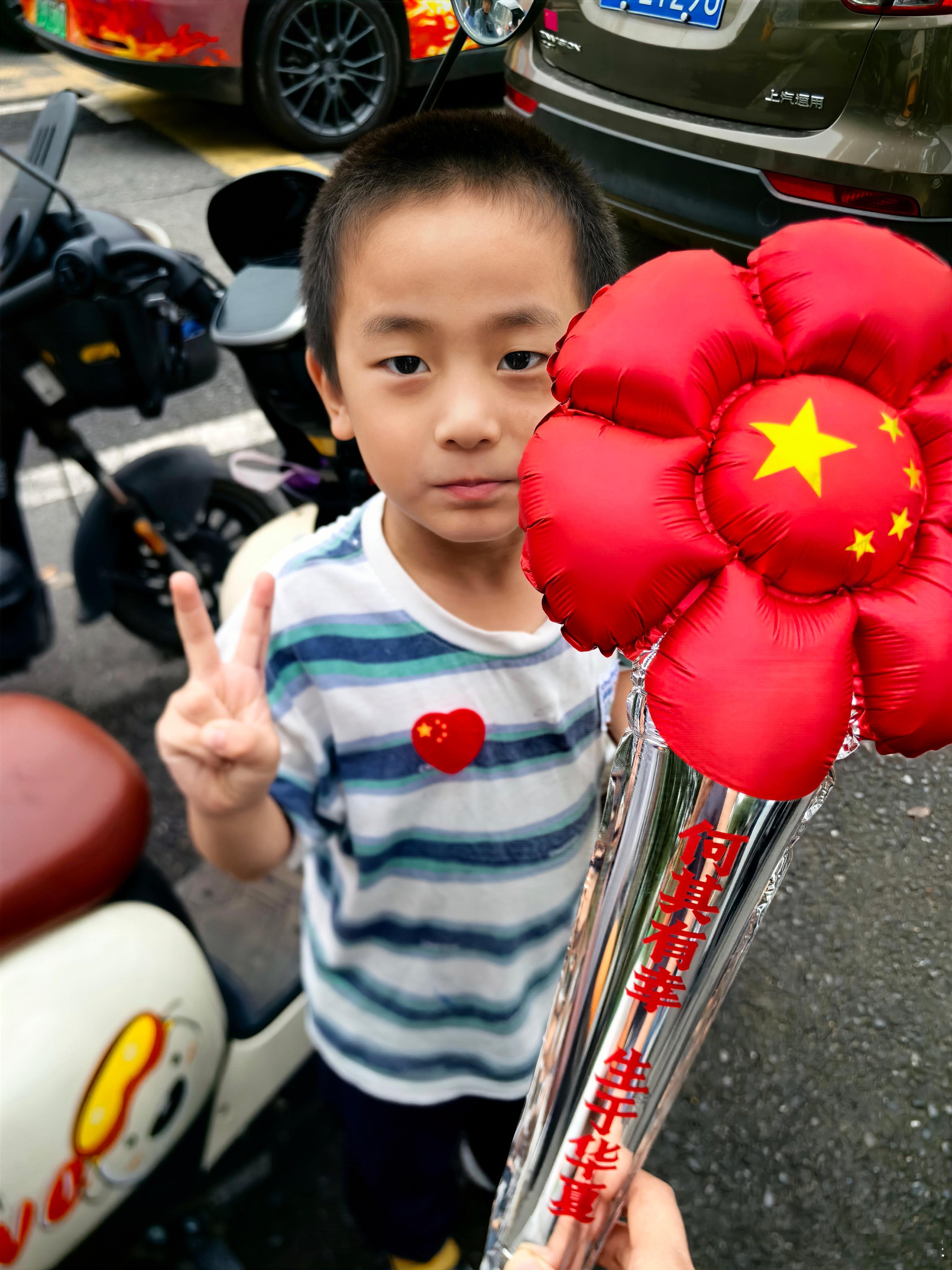 刚才接和仔放学时，看到幼儿园门口今天值班的警察穿的是白衬衫戴的黑帽子特意看了一眼肩章是一对叶一朵花，