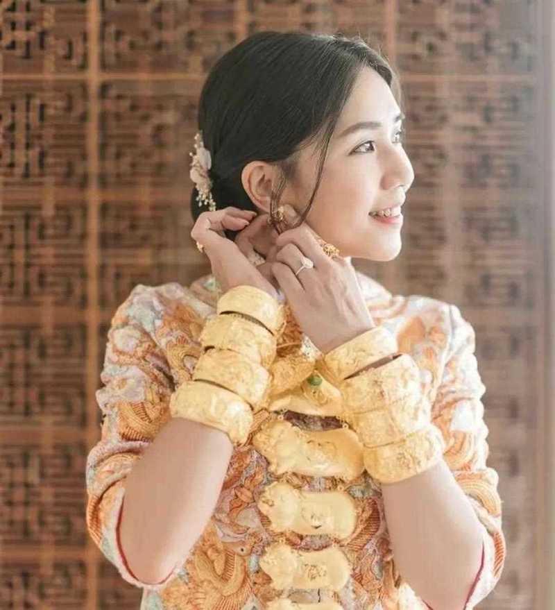 香港的离婚率高不高？不高。因为香港人不结婚的很多，所以，离婚率不高。香港人更