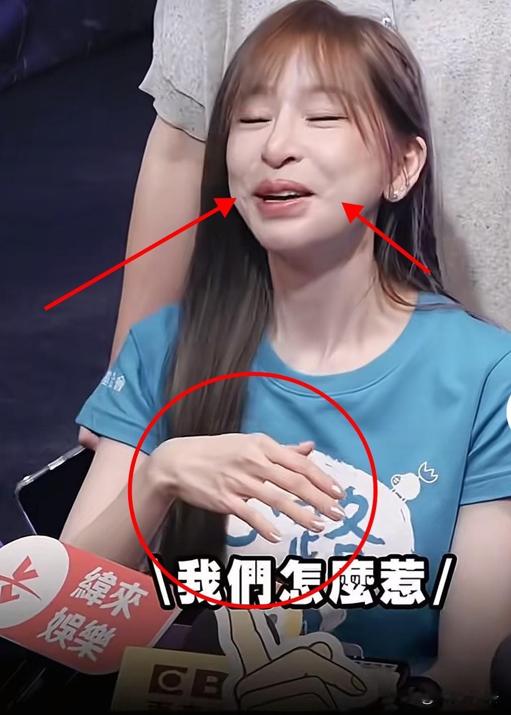 别再说她年轻了，那是因为你没看到她的手，感觉王心凌也老了，演唱会离镜头远看着挺