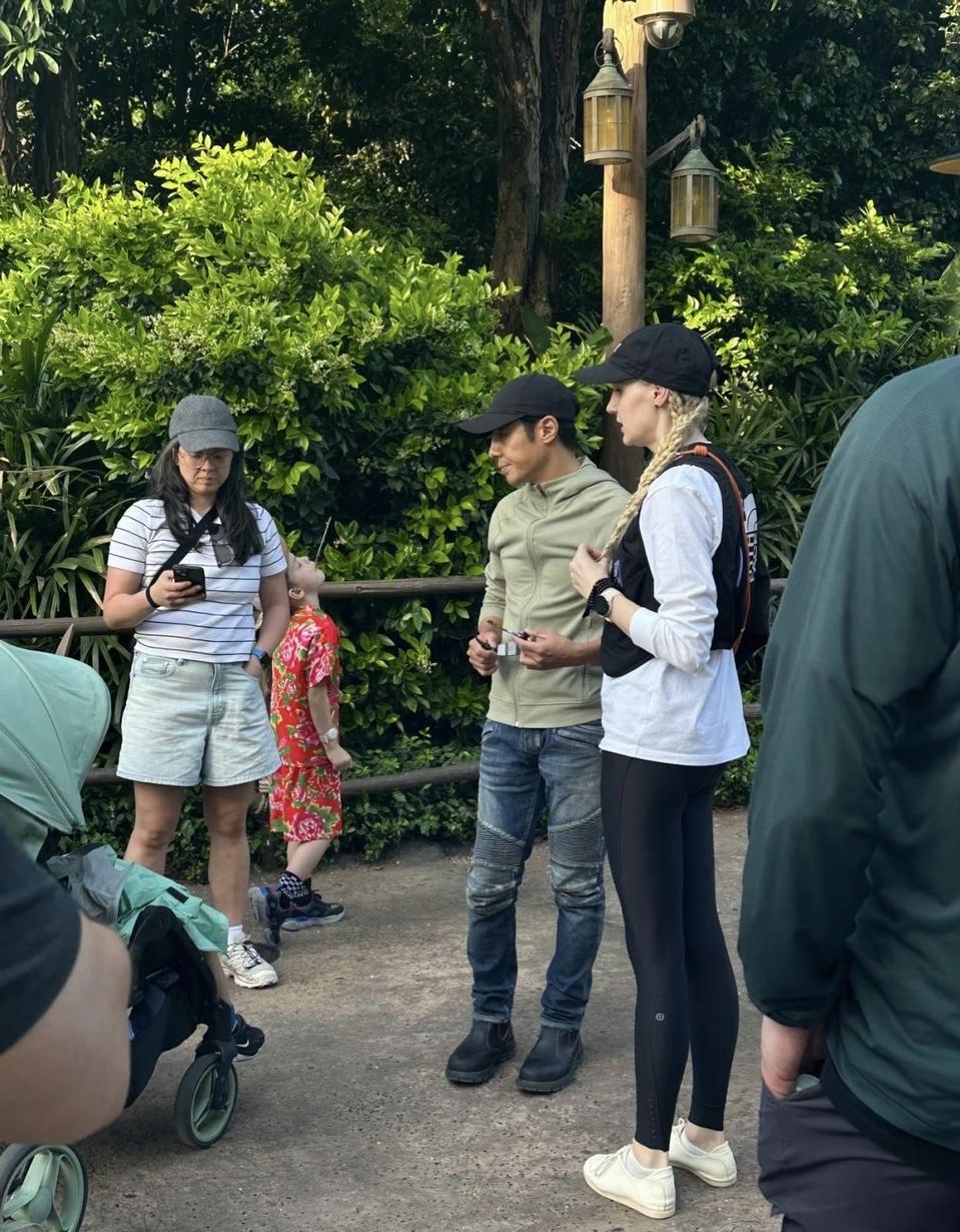 5月11日，有位网友在上海迪士尼偶遇撒贝宁，他带着老婆孩子游玩时的画面。李白