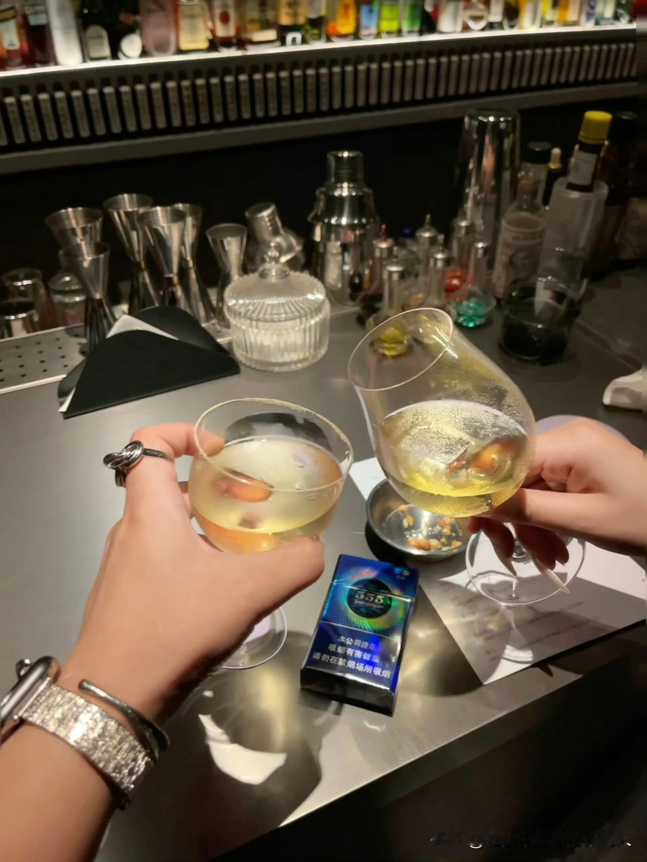 朋友才35岁，就去世了。朋友家条件很好，父母经商多年攒下丰厚家底，她不用上班看