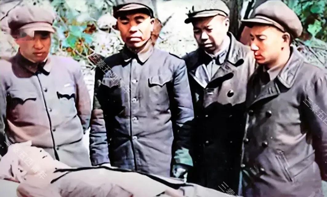这是1953年4月志愿军第五十军代军长蔡正国牺牲后留下的遗容，几位生前战友站在旁