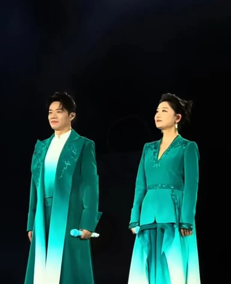 凤凰传奇青岛演唱会之所以依然火爆，除了曾毅态度好，勇于认错道歉，更重要的是他