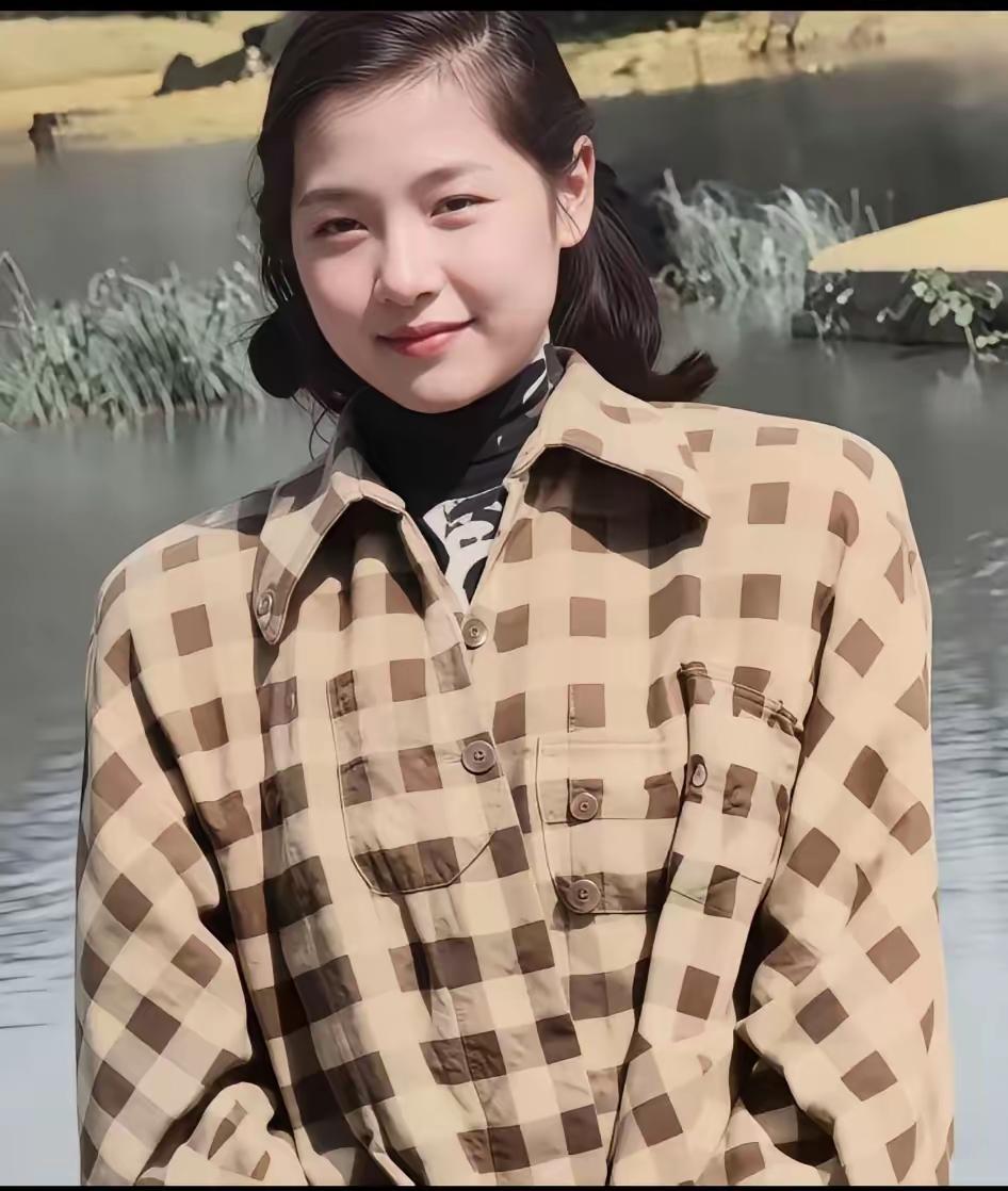 这张图片里的人是军统特务头子戴笠唯一孙女戴眉曼年轻时候美照。虽然她是戴笠唯一孙女
