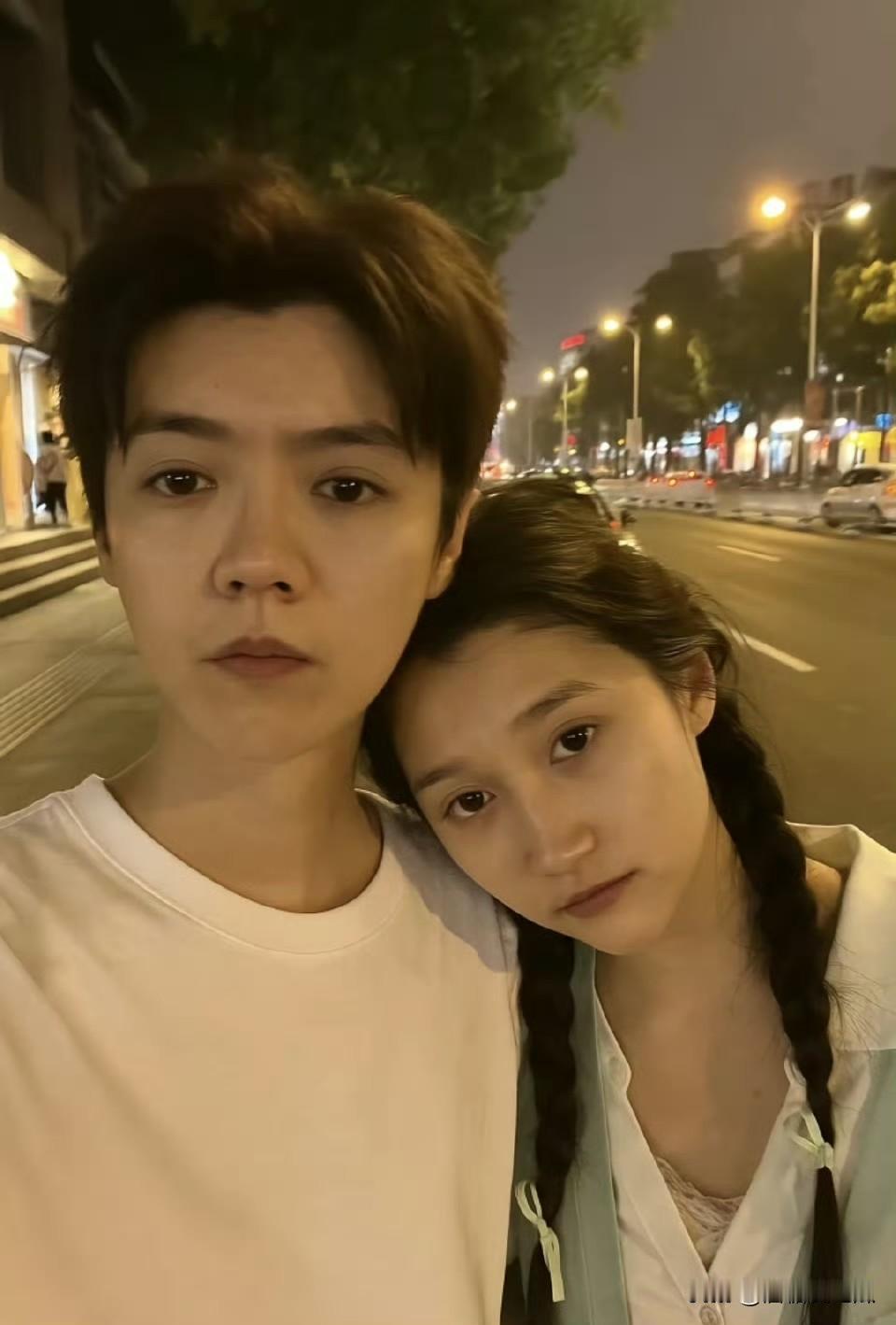 关晓彤内心也很苦涩她也想成为鹿晗嘴里喊的那个人，但是已经不可能了，他们已经各自