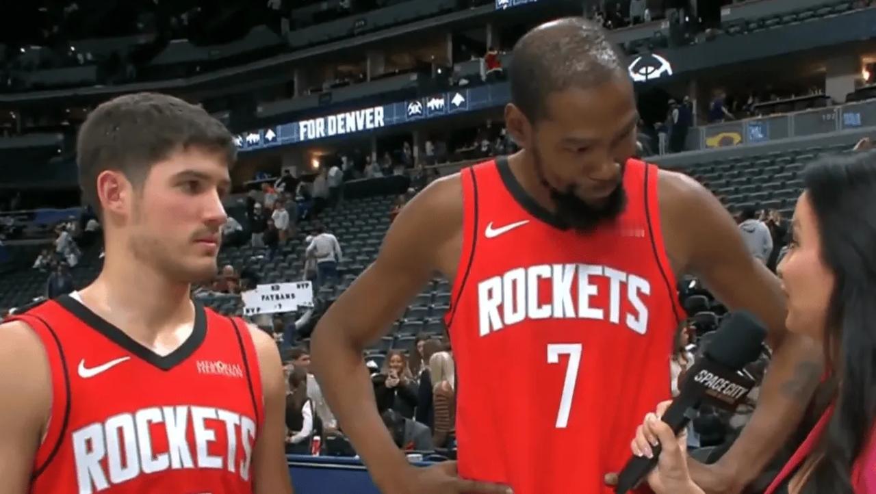 看看杜兰特赛后笑得开心劲，旁边的小弟谢泼德今天给了杜兰特最大支持，这场比赛杜兰特