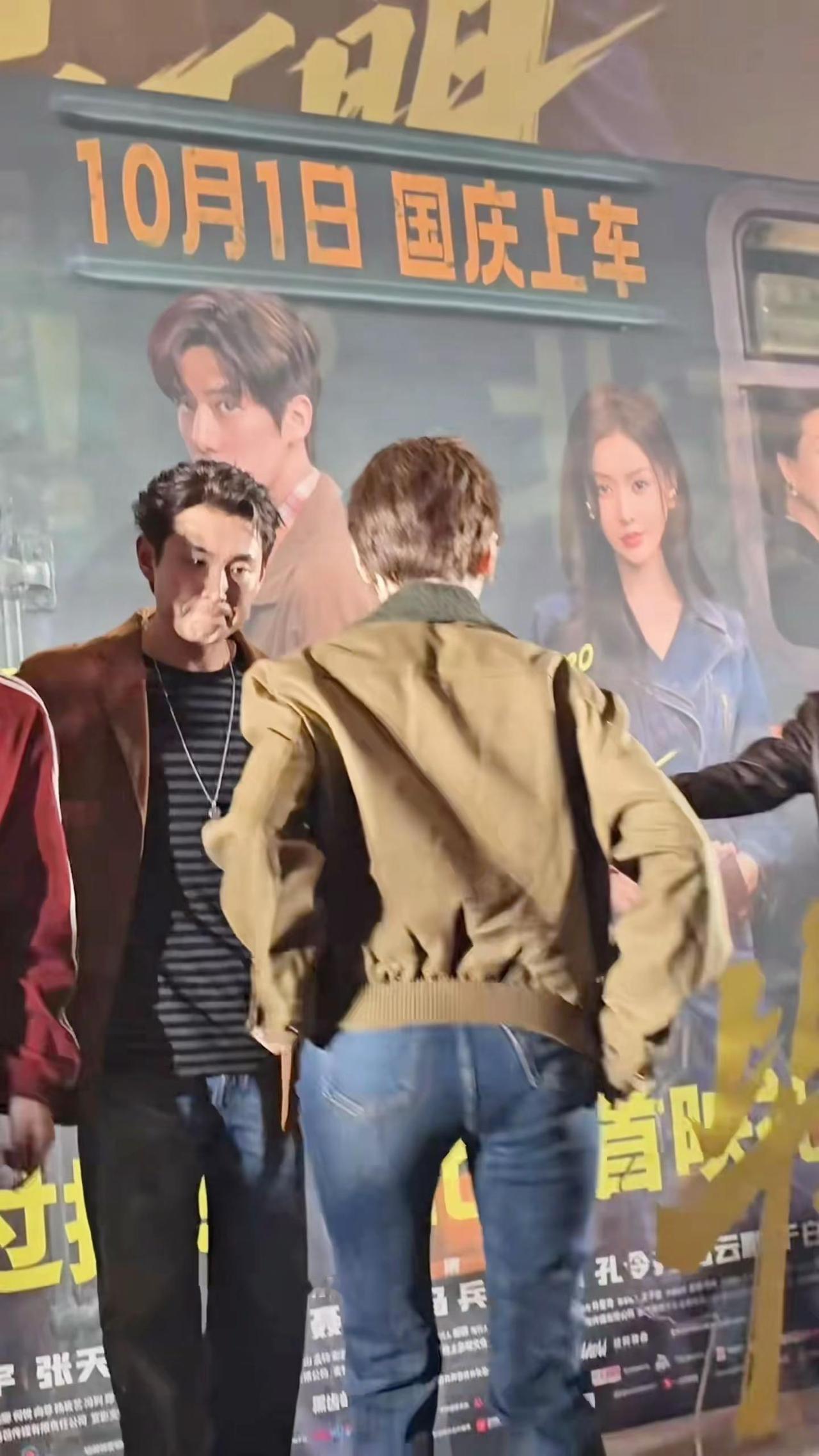 张天爱整理衣服的模样，很曼妙！张天爱这谁顶得住啊粉丝见面会腿长