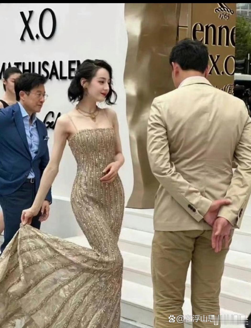 所有人来看女王提裙摆