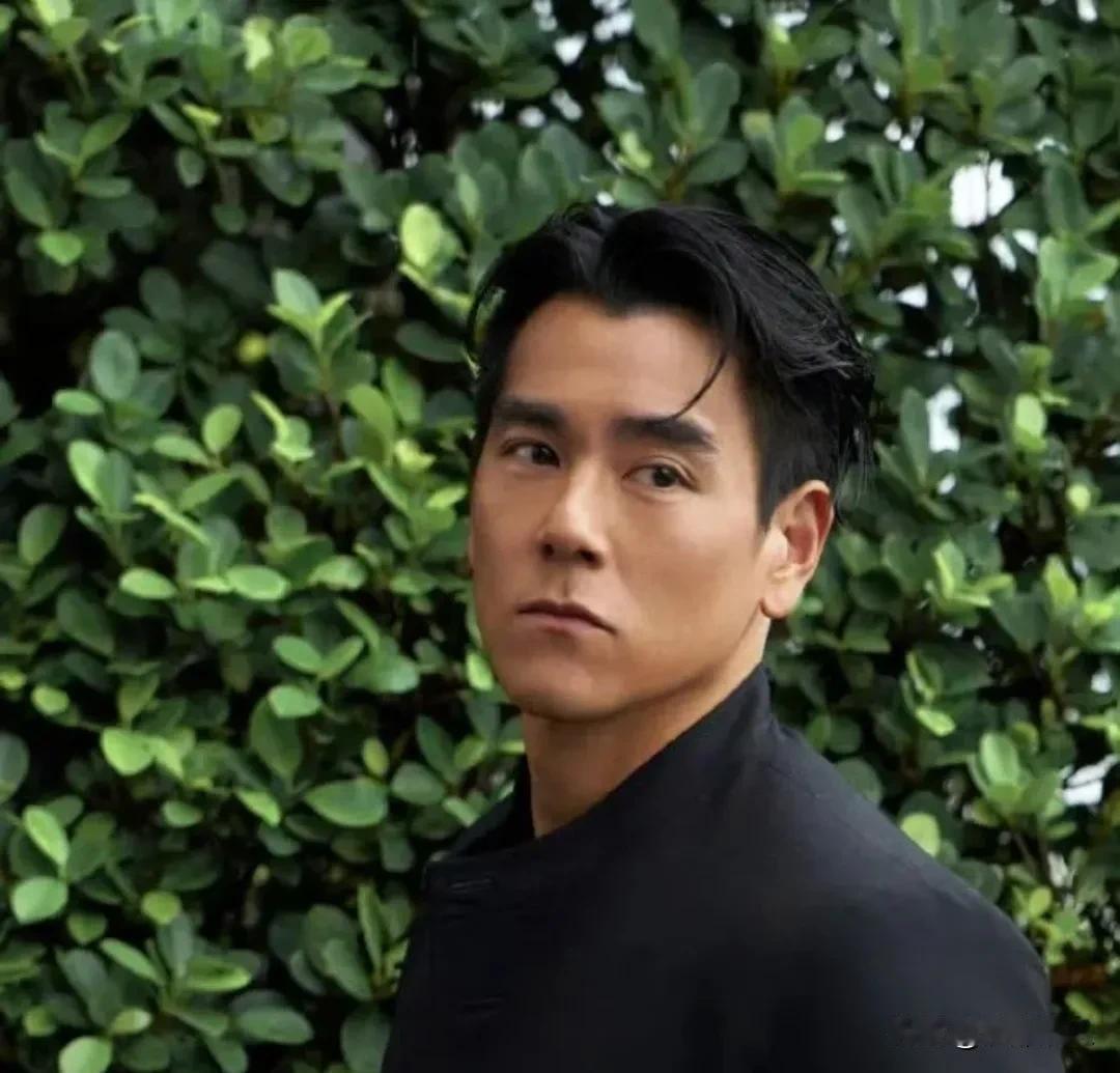 彭于晏说不能凌晨4点开工，因为要睡够8小时。他反问：“谁晚上8点睡觉？”真有