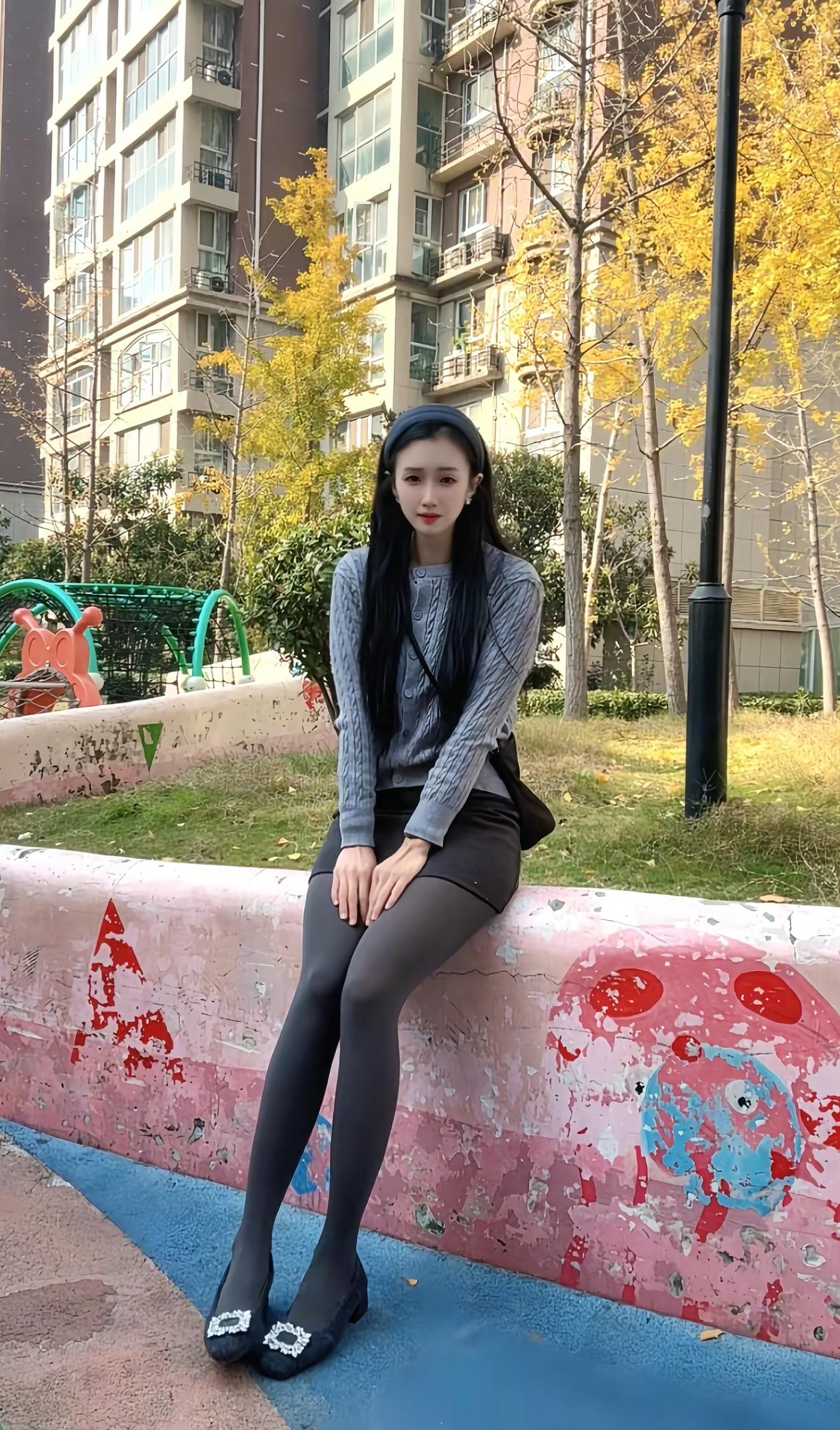 这姑娘穿得挺时尚。