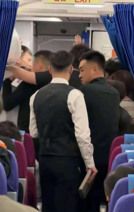 11月10日，成都飞石家庄的航班登机口，争吵声打破了原本的秩序，一名孕妇买票时压