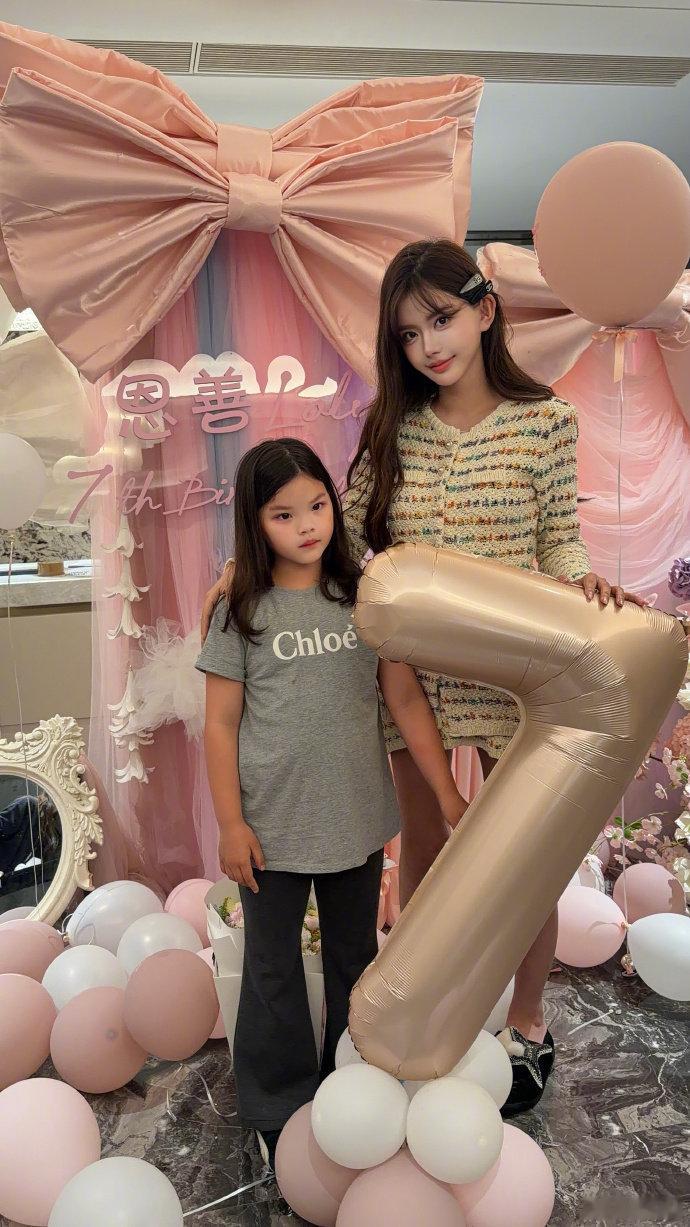 韩安冉为7岁大女儿庆生韩安冉为7岁小猪妹庆生韩安冉为7岁大女儿庆生，小猪妹穿着