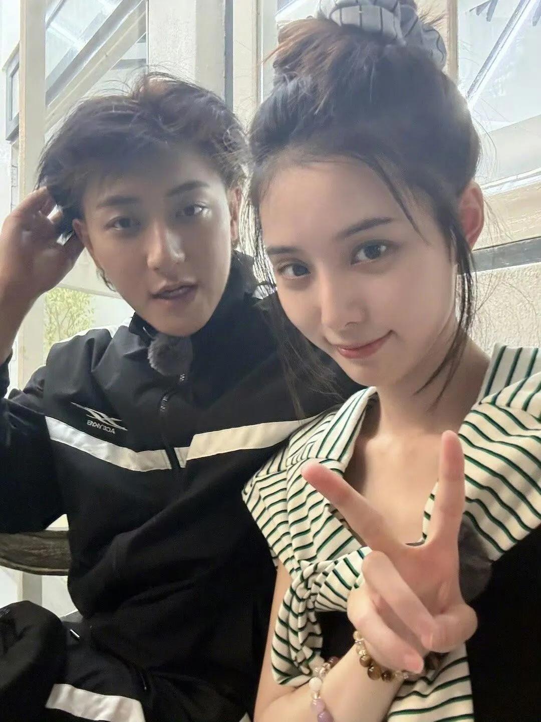 黄子韬发文不加标点符号，真的很容易让人误会啊！黄子韬：去哪里都有老婆兄弟陪