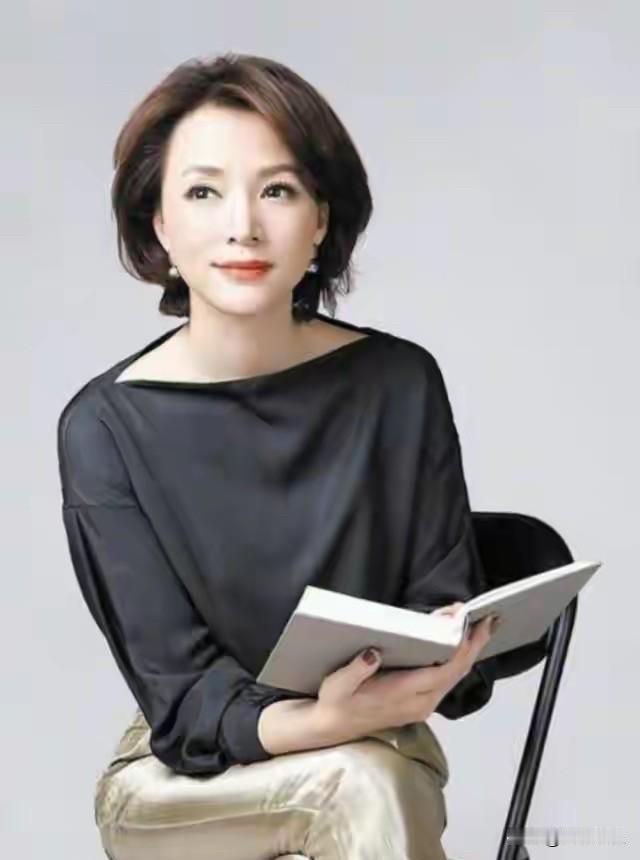 都说她靠关系挤走董卿，接掌《诗词大会》。但我在电视台的朋友说，她父母只是普通工