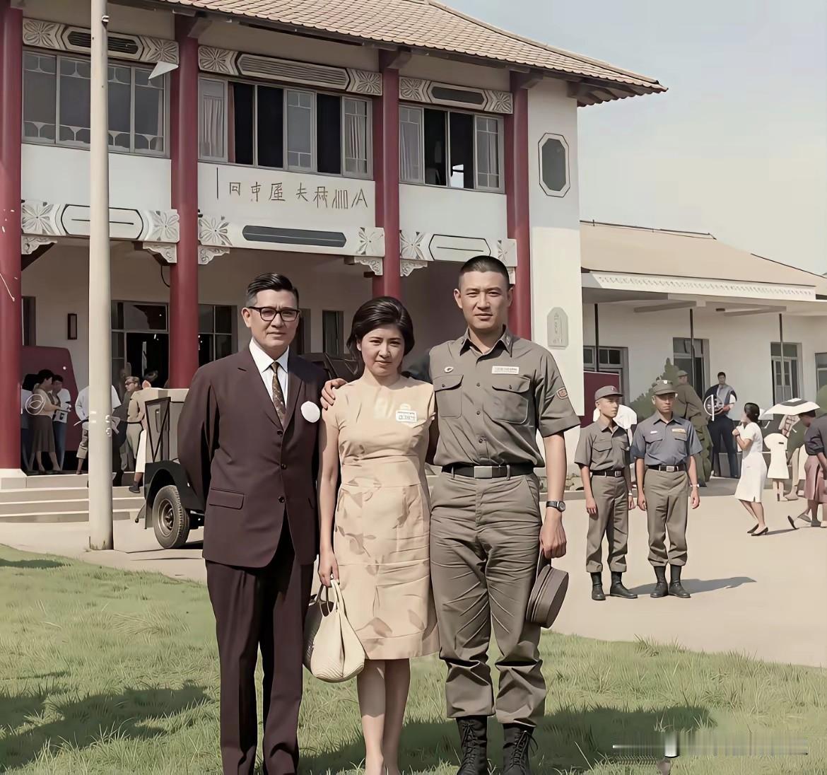 这张老照片定格在1968年的台湾，十八岁的马英九，和父亲马鹤凌、母亲秦厚修并肩而