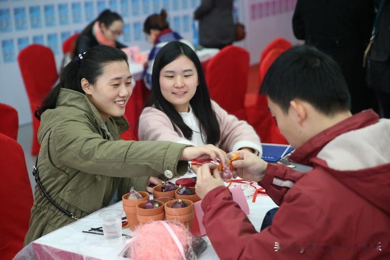 现在小县城男人结婚的确比较难。条件稍微好点的女生，都去了大城市发展，留在小县城