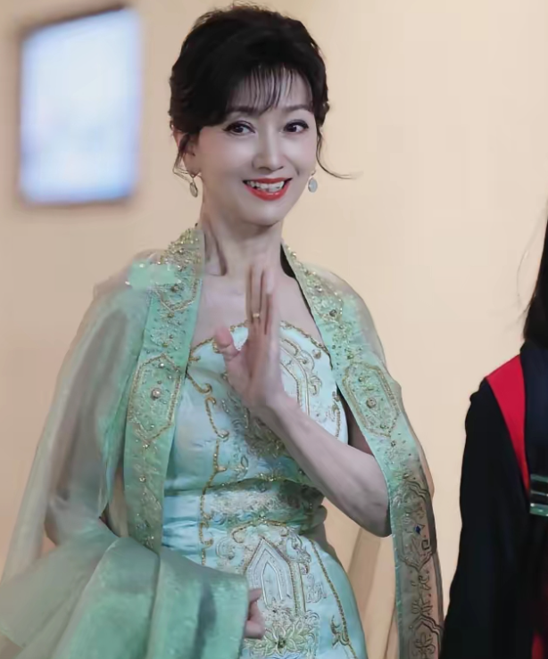 赵雅芝这身水嫩的衣服太漂亮了整个人看起来年轻了二十岁她今年73岁，但是保养得