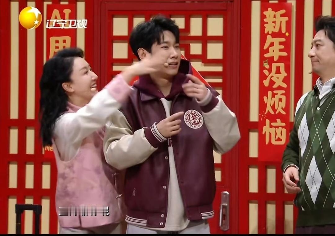 小品里插广告辽视春晚一开播就冲上收视率榜首。看到不少网友吐槽。广告泛滥、小品