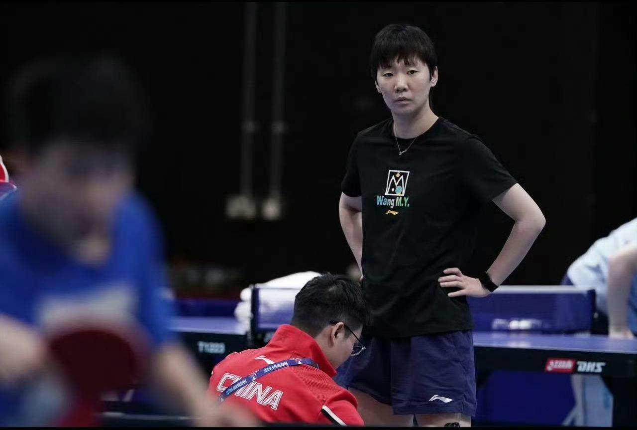 情况不妙，曼昱第一次上训就贴上肌肉贴，难道是成都集训时旧伤复发了？其实曼