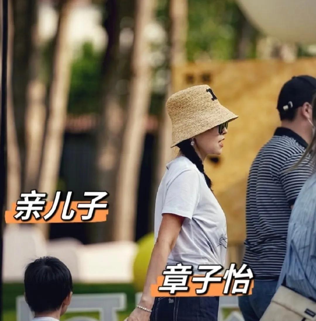 章子怡儿童节晒娃，尽显温情母爱儿童节之际，章子怡在社交平台大方晒出女儿与儿子的