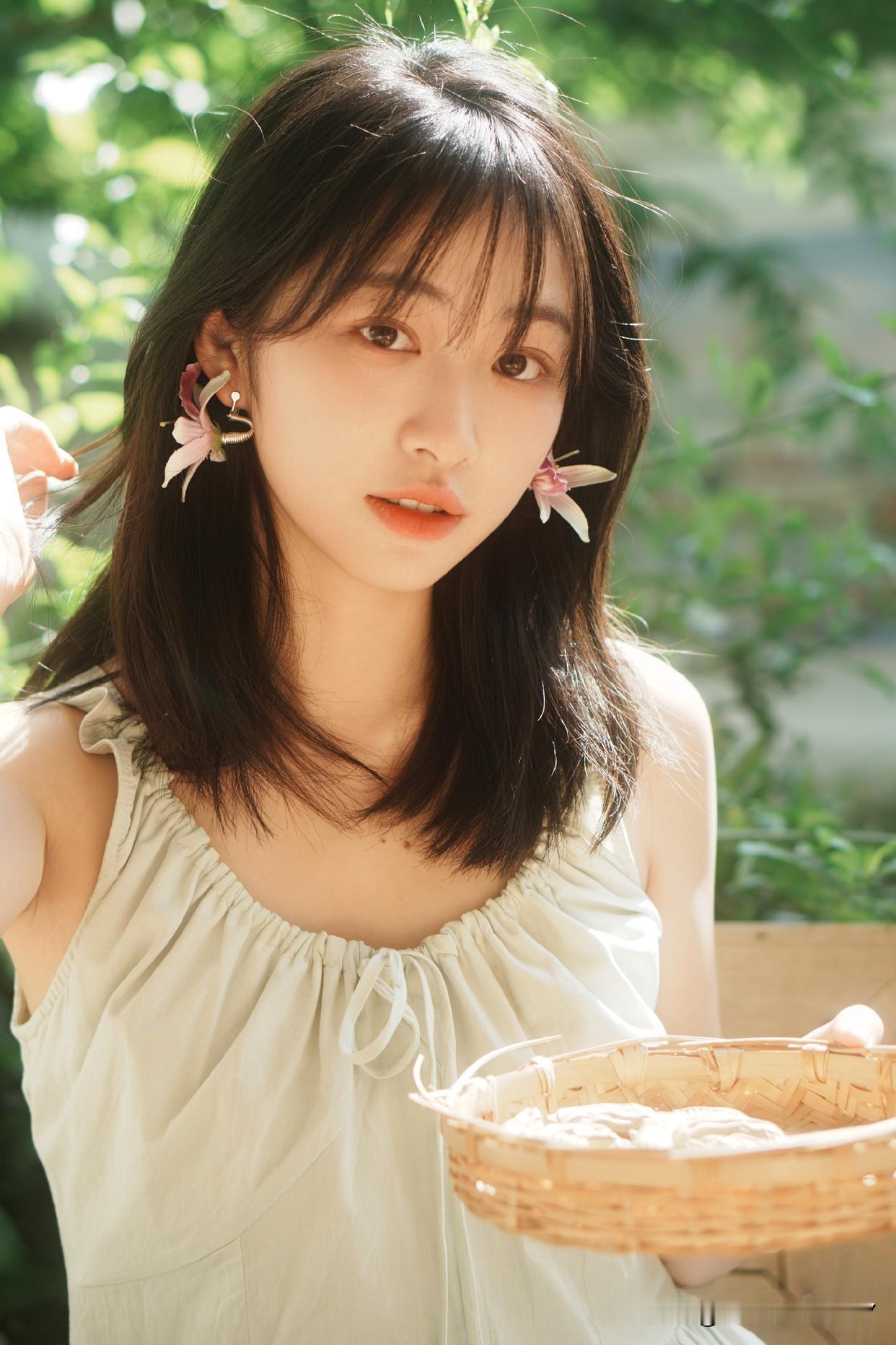阳光洒进的小屋，手捧花篮的少女，温馨而美好。