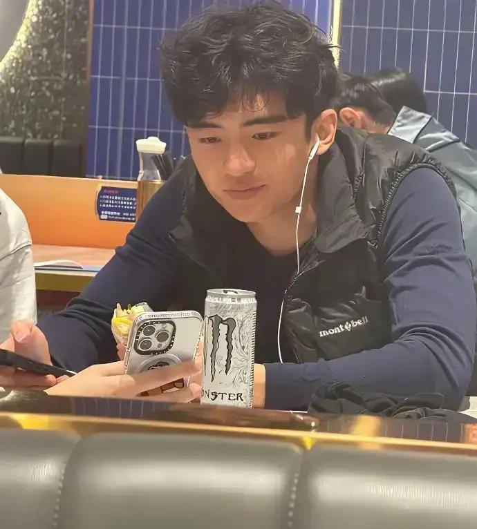 张柏芝刚被拍到状态疲惫，大儿子谢振轩直接“闪现”回国。网友深圳偶遇：一米八几的小