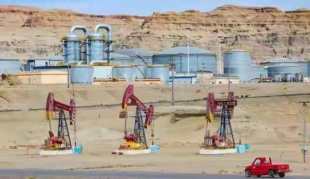 戈壁滩上两万面镜子：中国用阳光“煎”出地下宝藏在新疆克拉玛依荒芜的油田上，数