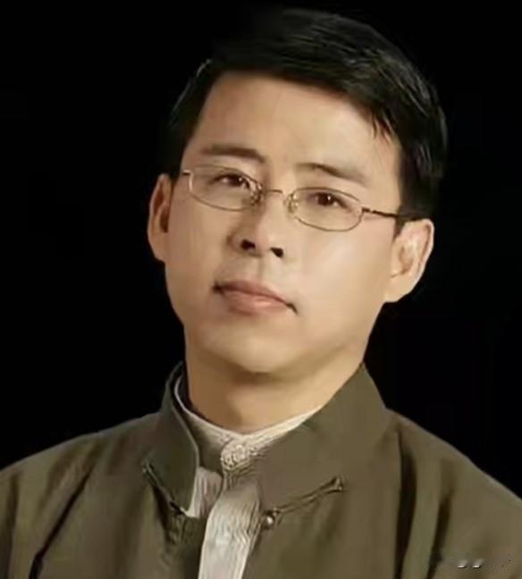 阿丘（本名邱孟煌），出生于1968，广东汕头祖籍梅州，成长于广西南宁。​广西师