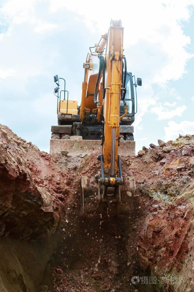 12月18日，山东菏泽一名女子定制粉色挖掘机亮相工地引发关注。张女士从事挖机