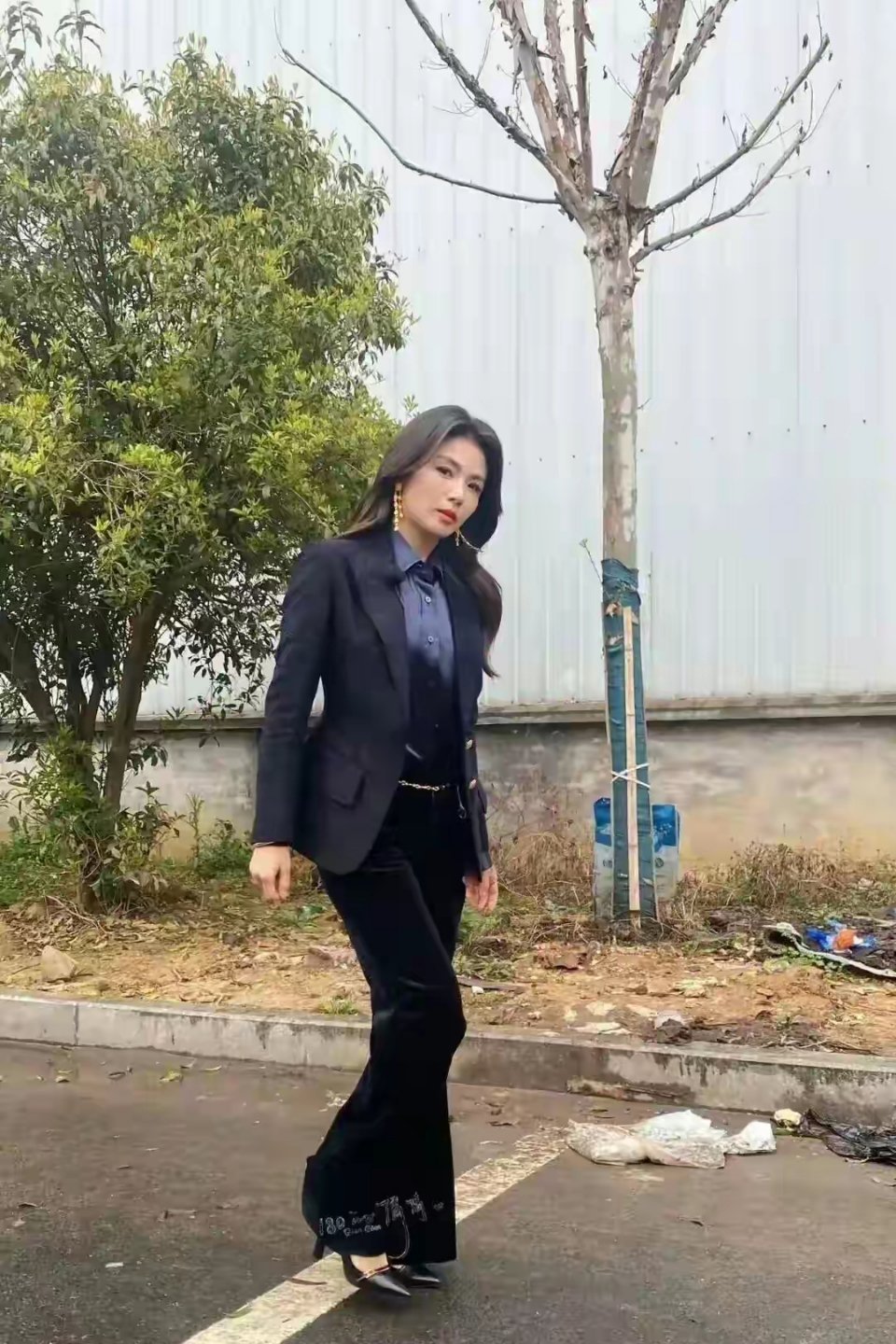 街边偶遇46岁刘涛，这原来是女明星无美颜的真实状态！