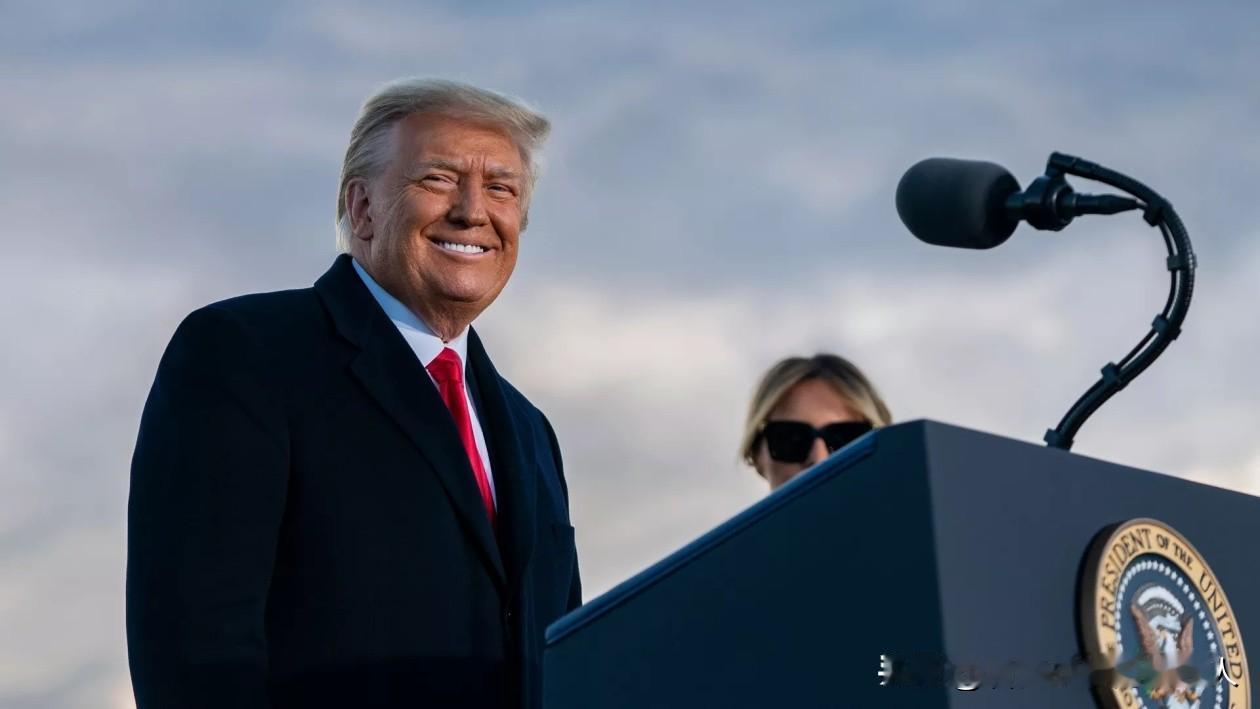 当高市早苗叫嚣“武力干涉”台海时，特朗普却笑了！这一“笑”，彻底打破了“美日同盟