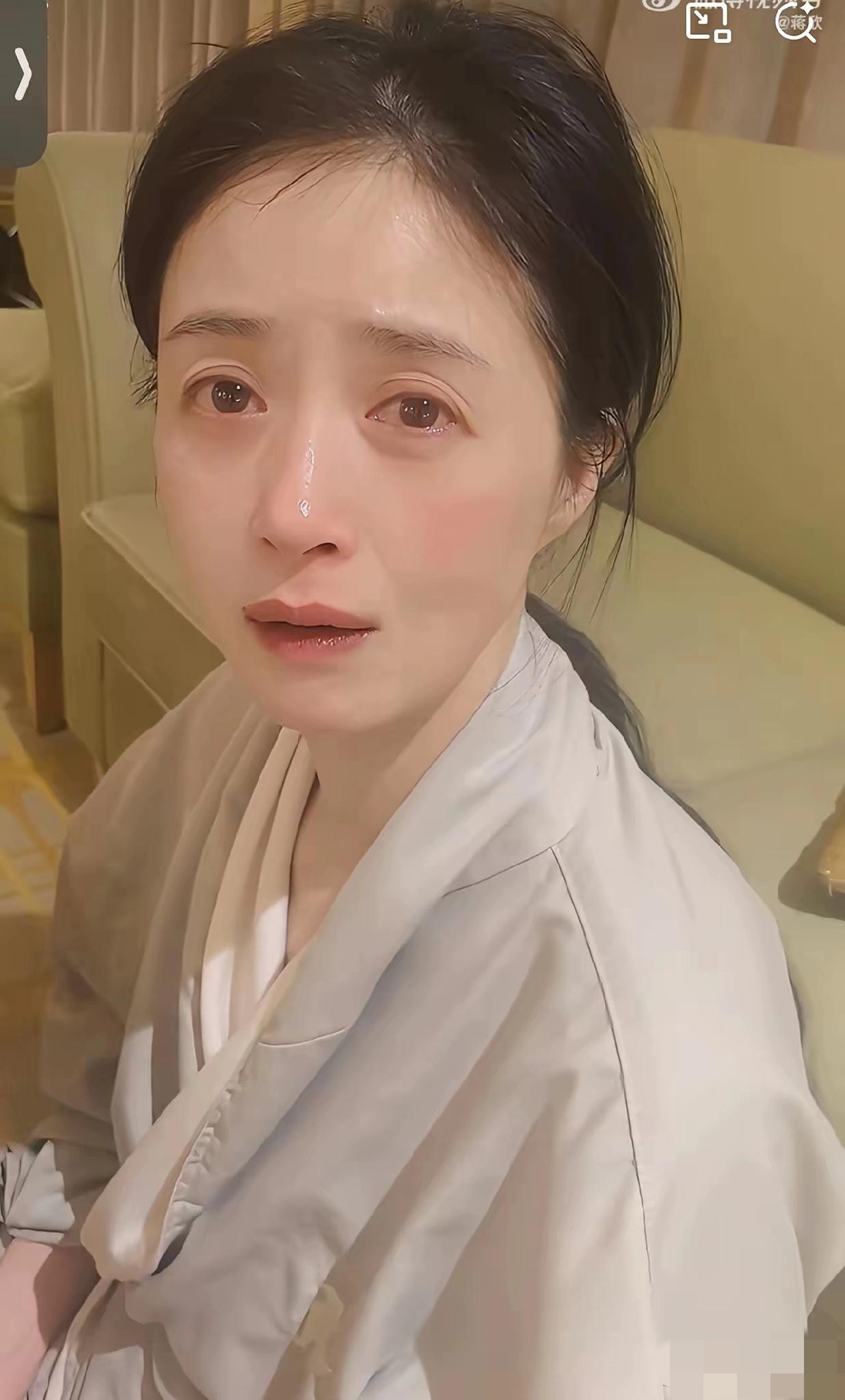 蒋欣深夜喝着小酒崩溃痛哭，这热搜看得人又心疼又忍不住想笑！42岁的她明明凭着
