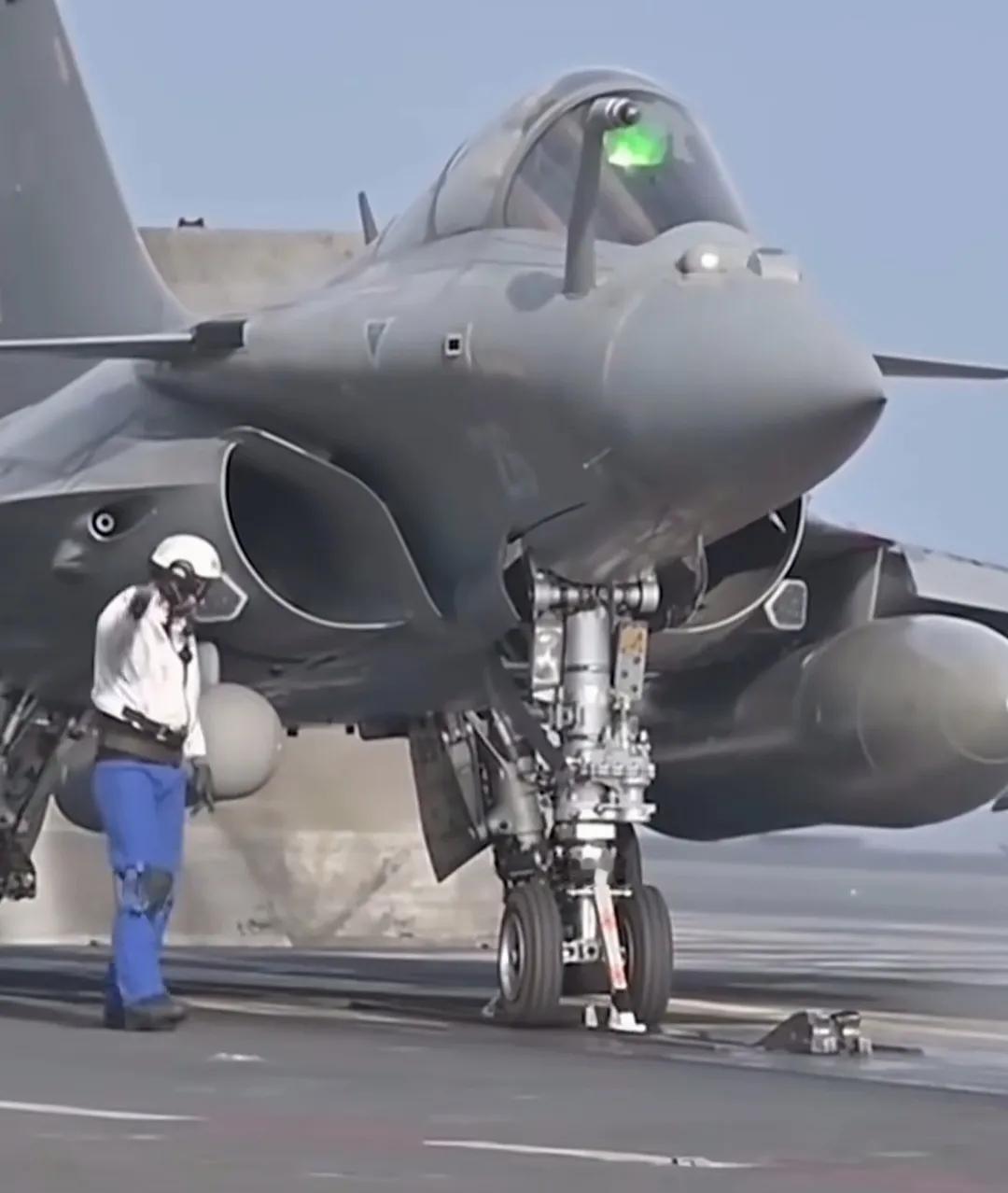 阵风：哇偶～，风好大耶！歼10：风！你咋上船了？阵风一激灵：吓我一跳，要你管