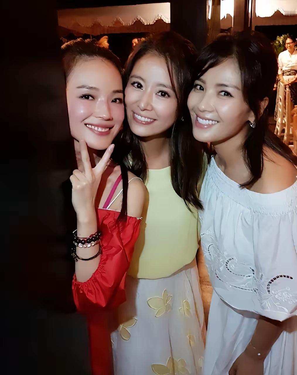 别谈什么清高，女人为了钱，能把衣服脱光；男人为了钱，能把腰弯进土里。这就是成年人
