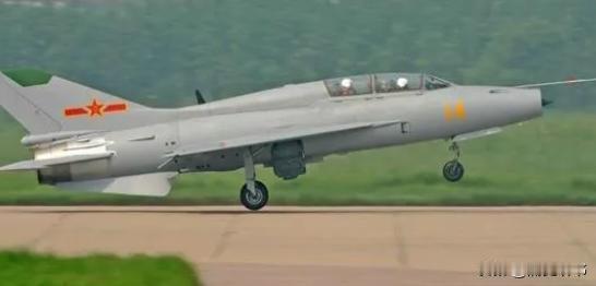 1997年8月，一架空军歼击机降落时，起落架突然被卡住！千钧一发之际，飞行员突发