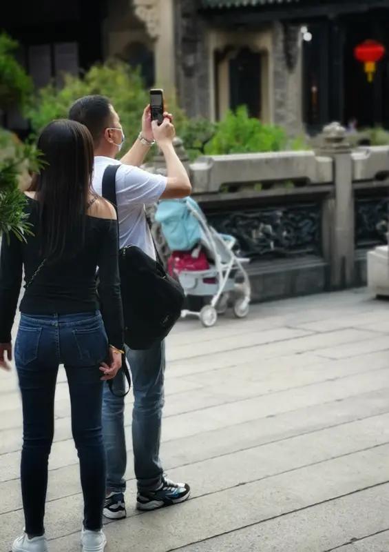 滞留巴林的广州游客：睡酒店大堂广州的徐女士带着母亲去巴林旅游，没想到遭遇了空袭