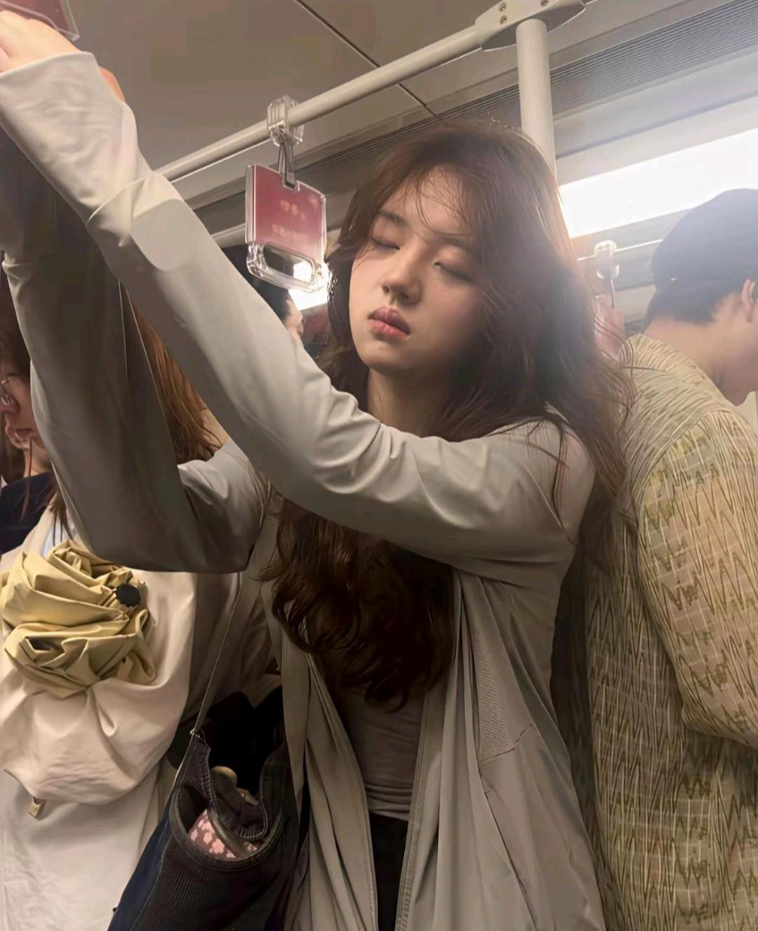 为什么女生喜欢在地铁上睡觉？晚上有什么要忙的吗？还有的女生，不是不想早睡，是