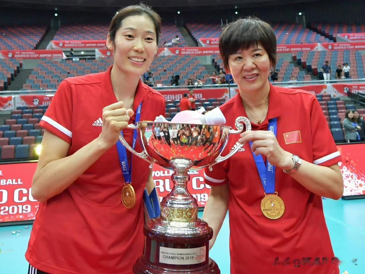 中国女排陷入困境，期望朱婷回归算是道德绑架吗？李盈莹、吴梦洁这两位主攻均伤病