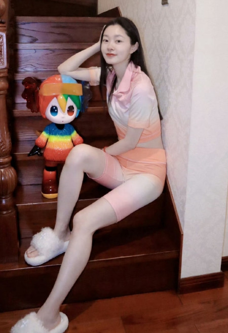 宋轶的腿又白又长，比例好绝！