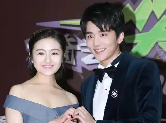 张新成跟女友分开，最开心的当属他亲妈，他亲妈巴不得他找个别的女友，最好是那种愿意