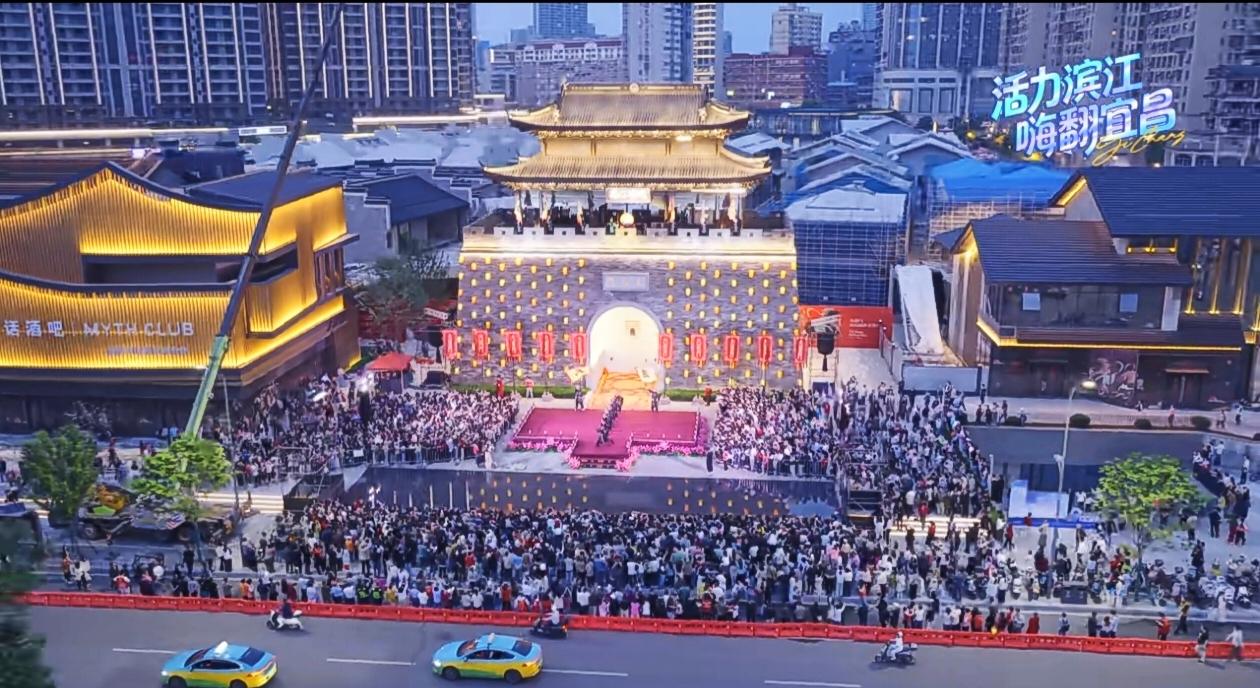 投资22亿元的宜昌大南门和有些古城不一样，还没全部开业营运，“南门有戏”就成了古
