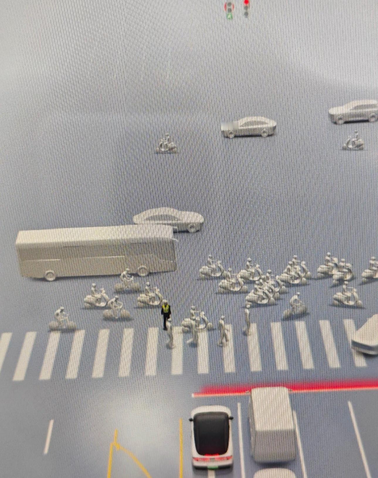 可以从茫茫人海中准确识别出交警[赞]你们猜猜是哪款车？[滑稽笑][滑稽笑]​​​