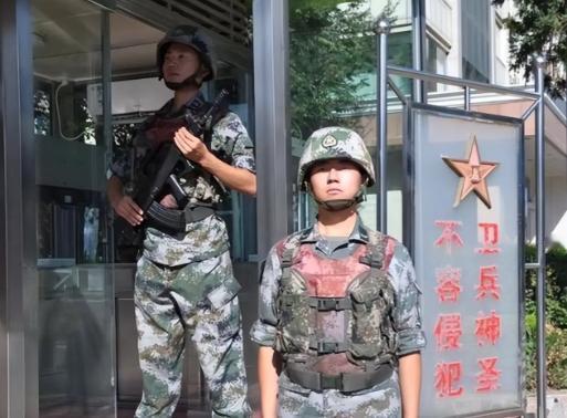湖北，男子去部队探亲，嫌走大门程序繁琐。为了躲避哨兵检查，绕小路偷偷溜了进去。谁