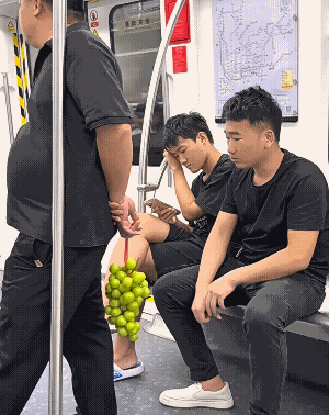 你们知道我一共吃了几个葡萄吗？[吐舌头眯眼睛笑]