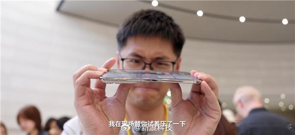 某群体彻底不装了！实在对华为对国内所有友商太不公平了！对着华为折叠屏，又是掰弯又