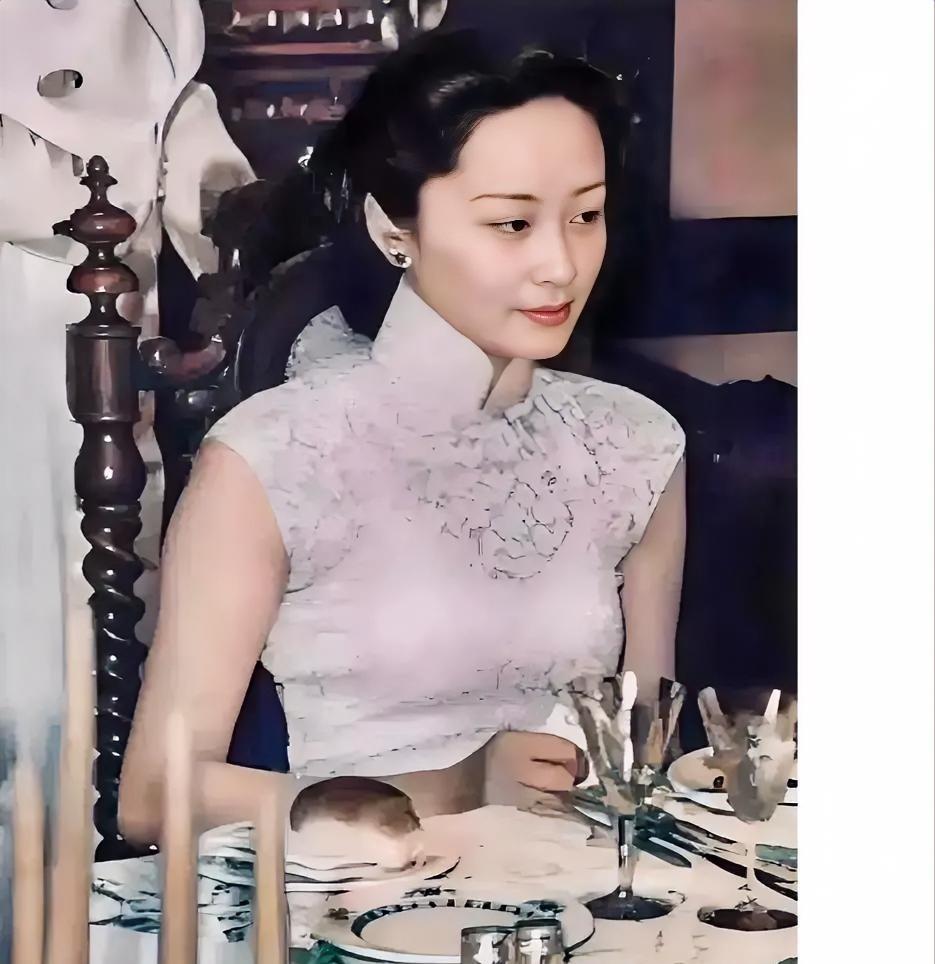都说她年轻时是个大美女，这么一看，果然美得不可方物。这张珍贵的老照片摄于上世纪四