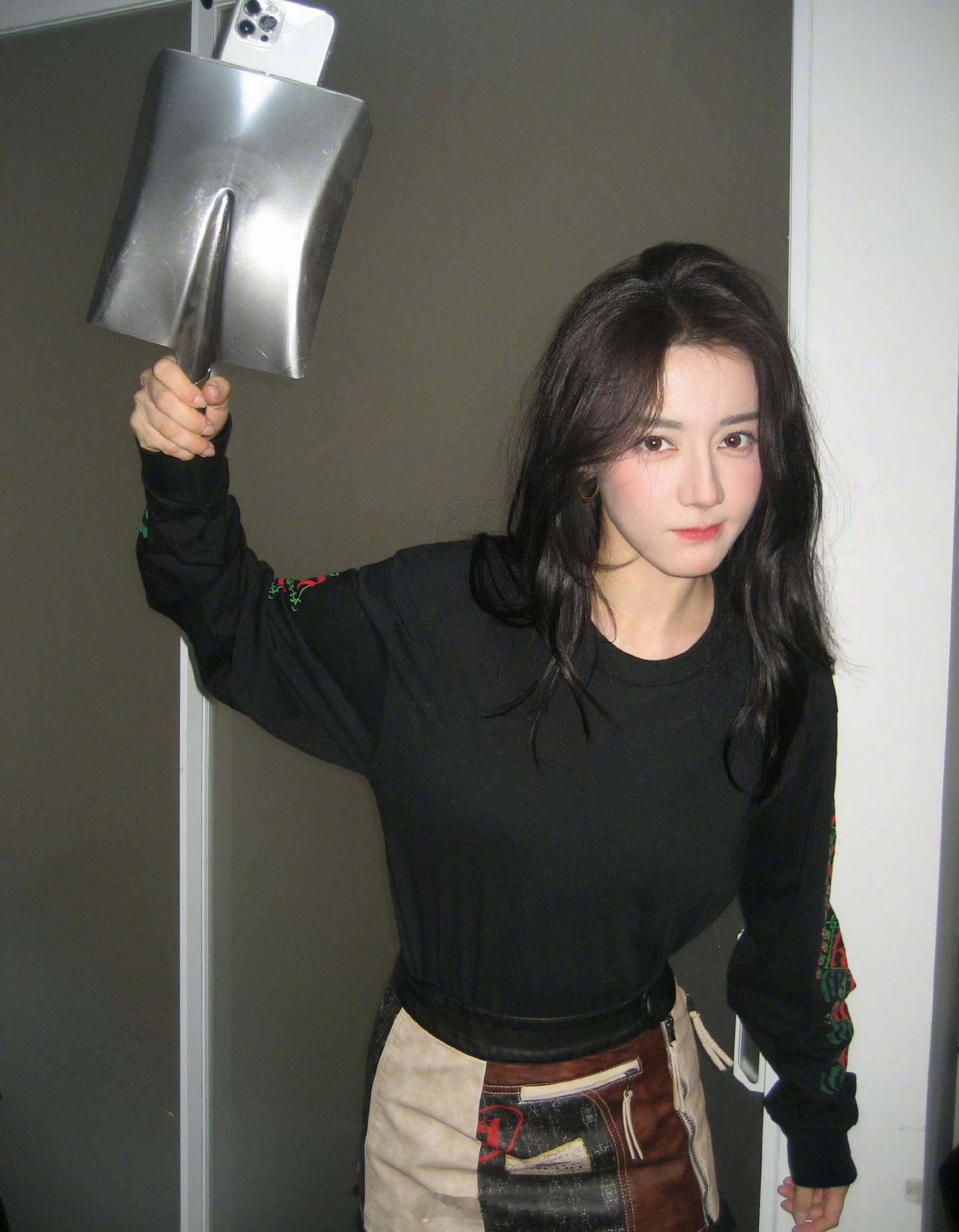 谁给迪丽热巴买的手机壳好抽象的迪丽热巴宝宝这手机壳就是别致呦