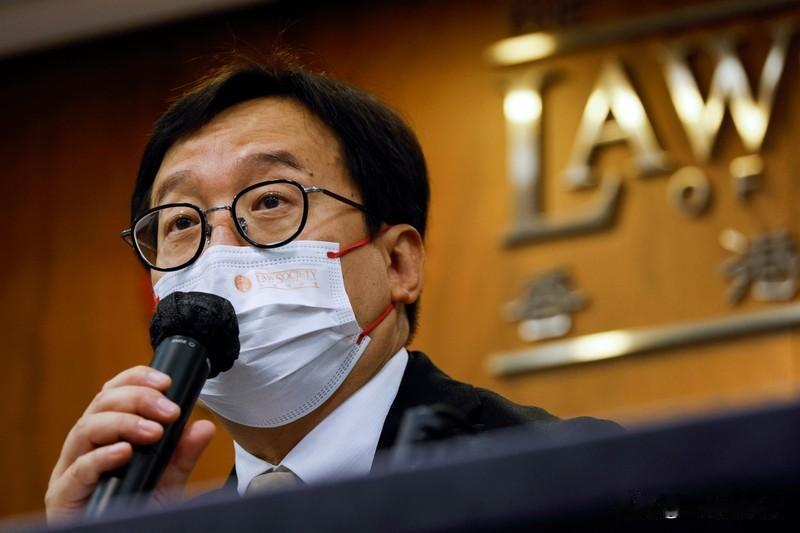 遭轮奸庭审后再被律师强奸11月7日，一女子报警称自己被律师强奸11月6日，她