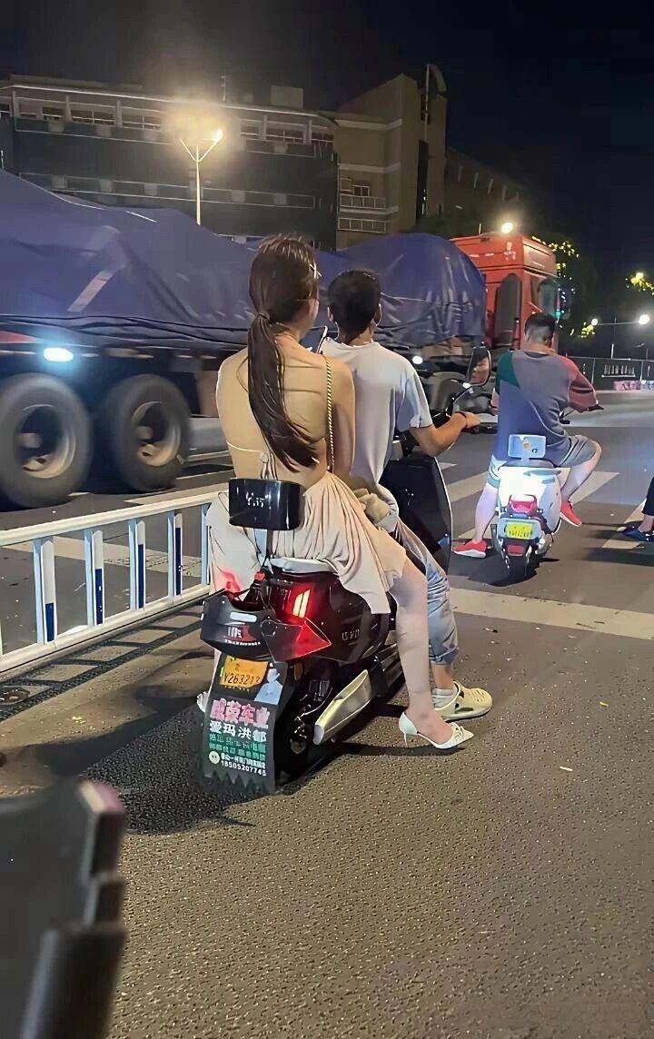女朋友这样出门，男朋友不担心吗